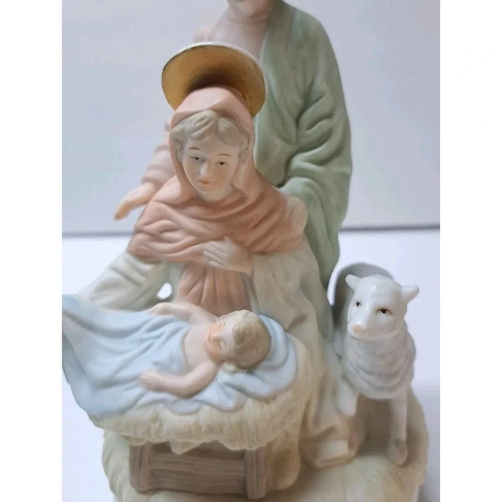 Lefton One Piece Nativity Figurine # 03916 Hand Painted Porcelain Music Box '83